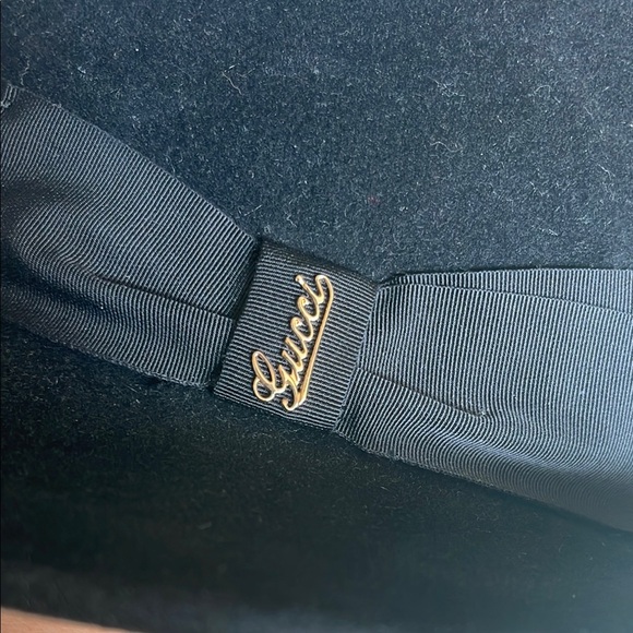 Gucci Elegant Black Fedora with Bow Accent - Picture 5 of 5